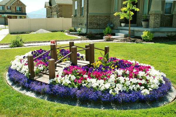Parterre de fleur moderne symétrie par un pont en bois 