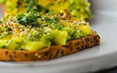 Toast à l'avocat et à l'ananas