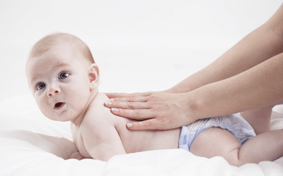 serrer doucement le dos apaiser les pleurs de bébé