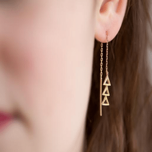 Boucles d'oreilles chaîne traversante triangles plaqué or