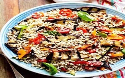salades de légume avec l'orge