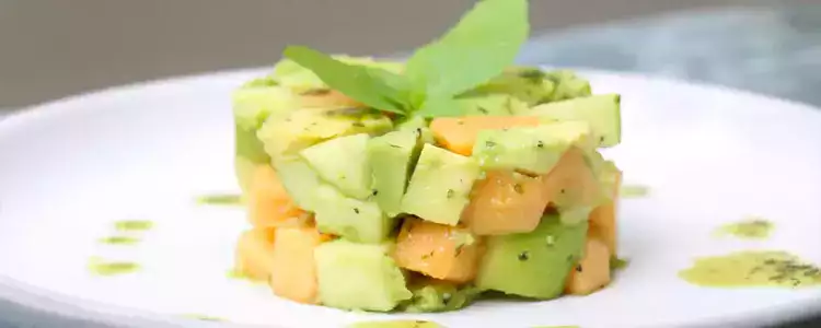 Entrée végétarienne avec avocat et melon