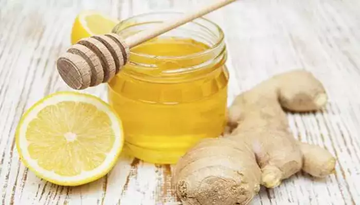 comment calmer la toux la nuit : Miel, citron et gingembre dans la toux la nuit