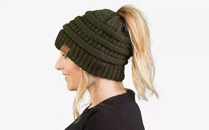 chapeau d'hiver avec un trou de queue de cheval pour les femmes