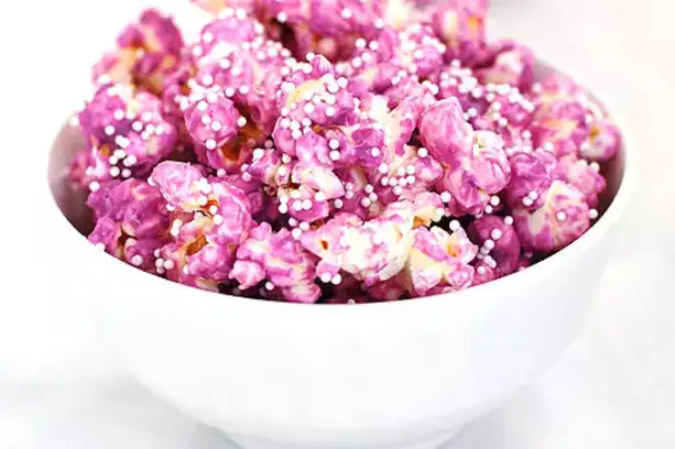 Recette de maïs soufflé rose et violet pour la Saint-Valentin