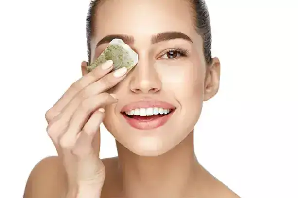 conseils beauté 1 : Éliminez les yeux gonflés fatigués avec des sachets de thé réfrigérés