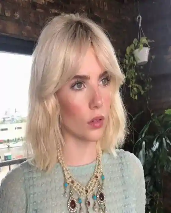 Cheveux Court avec une longue frange ondulée